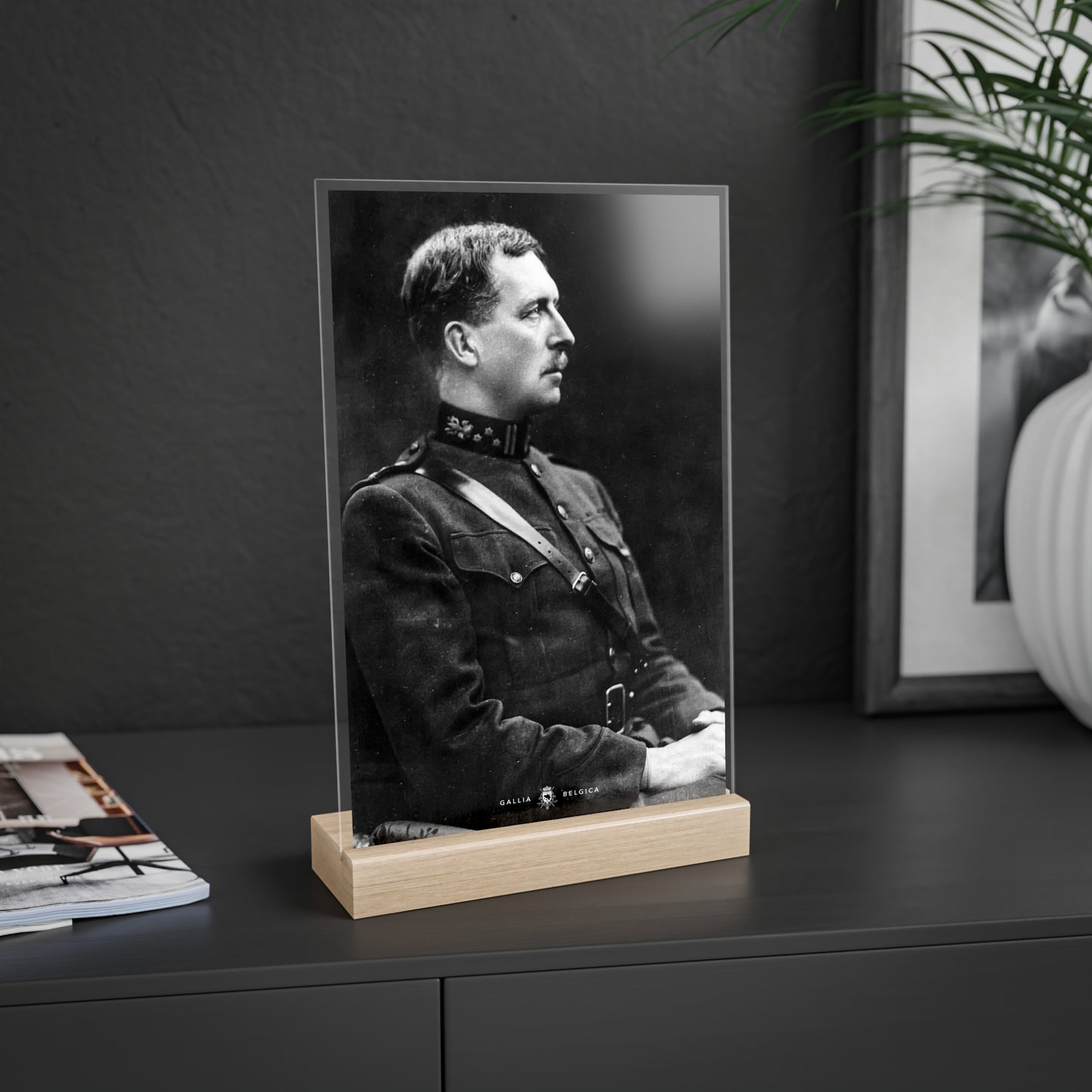 Acrylic Plate "Albert 1" with Wooden Stand